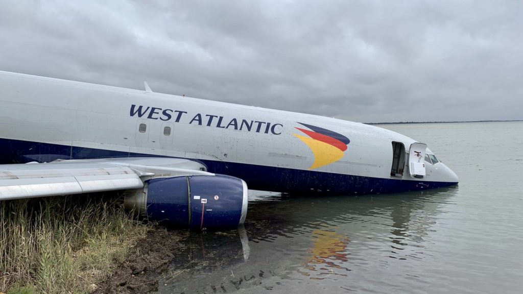 Авионска несреќа во Франција: Ја прелета пистата и заврши во езеро