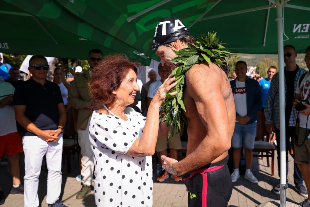 Сиљановска-Давкова ги додели наградите на победниците на 39. Охридски пливачки маратон