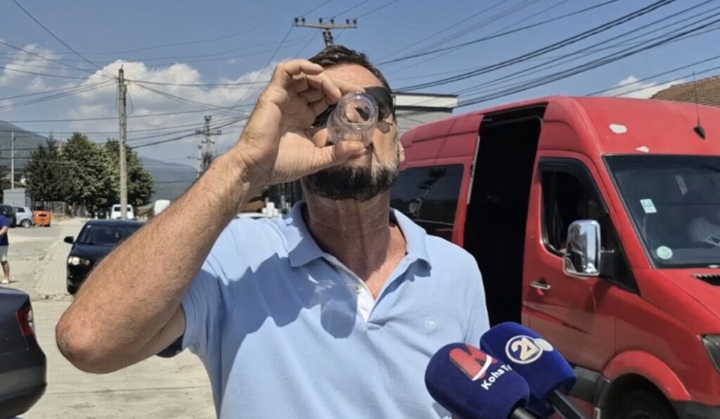 Забранета водата за пиење во 4 тетовски села – претседателот на месната заедница не се согласува, пие вода пред камерите