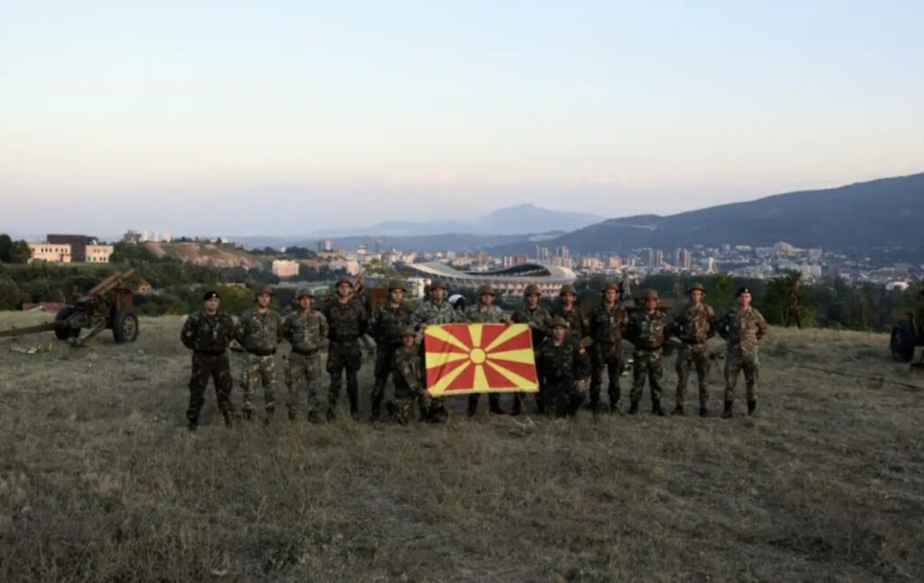 ВИДЕО: Почесна артилериска стрелба по повод 34 години од македонската Армија