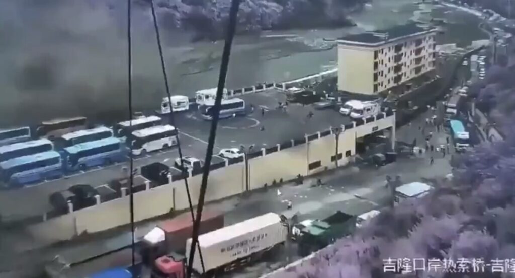 Најмалку 157 загинати во разорните поплави во Непал, бројот на жртвите расте