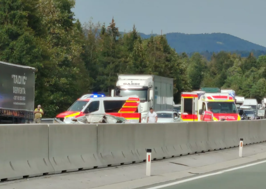 Трагична сообраќајка во Словенија: Загинаа двајца малолетници и едно полнолетно лице, македонски државјани – МНР ја потврди информацијата