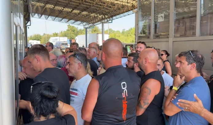 Долги колони на Табановце: Странските државјани чекаат да ги платат казните од Сејф Сити