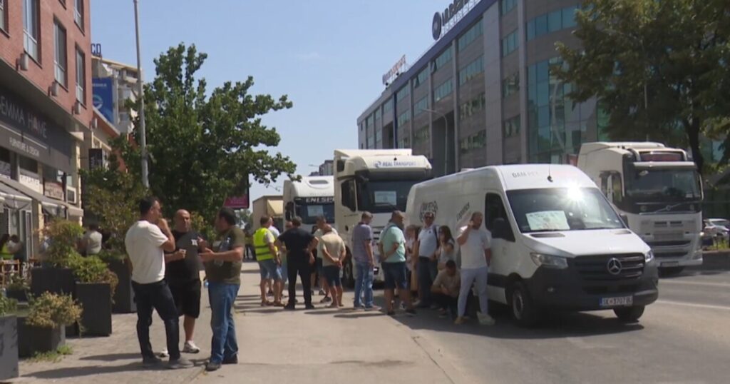 Kомората бара посебен статус за транспортерите – возачите на камиони се сeрвис на ЕУ-индустријата, не се туристи